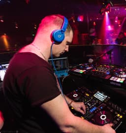 Alex este DJ