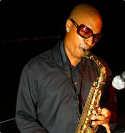 Jimmy este saxofonist

